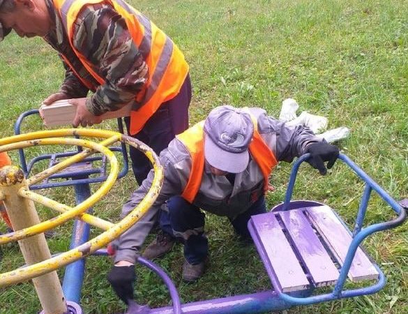 В Рузском округе ремонтируют оборудование на детских площадках