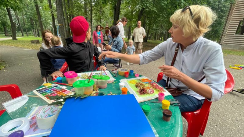 На Городке рисовали картины и накладывали аквагрим