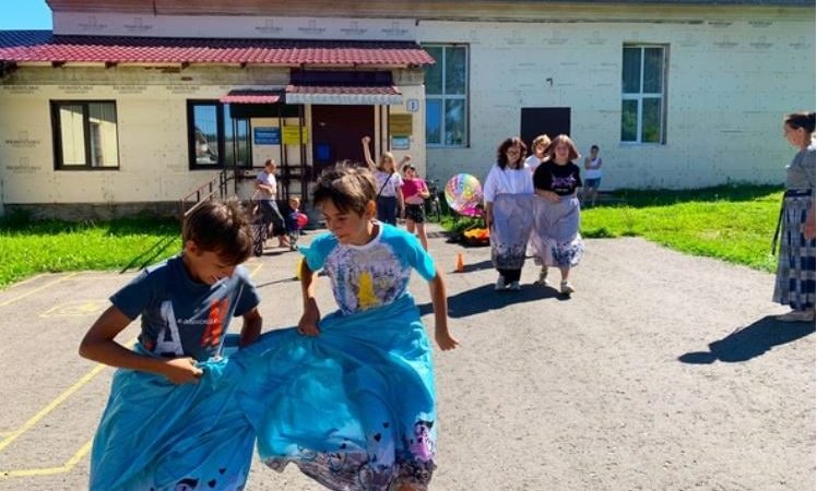 Юные горбовцы играли возле СДК