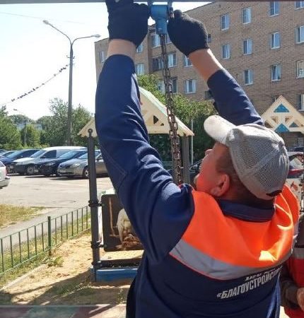 В Рузском округе приводят в порядок оборудование на детских площадках