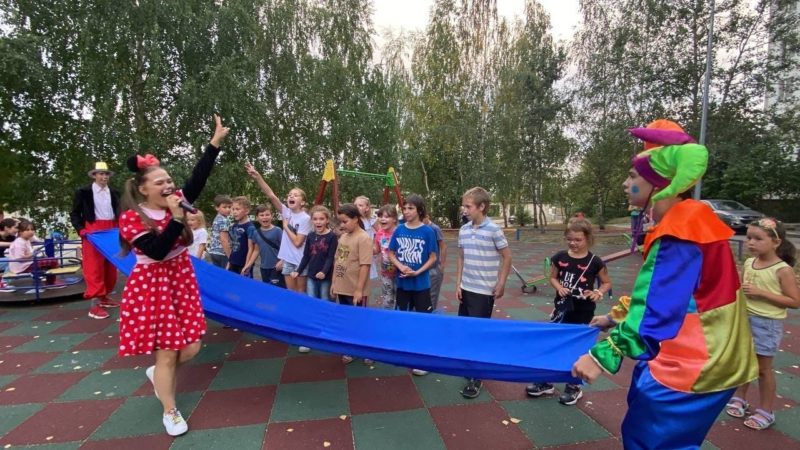 Тучковские ребята играли с Микки и Минни Маусами