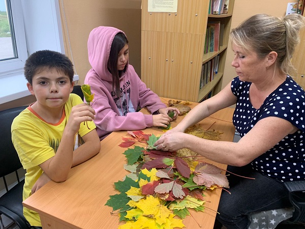 В Воробьевской библиотеке изготавливали поделки из листьев