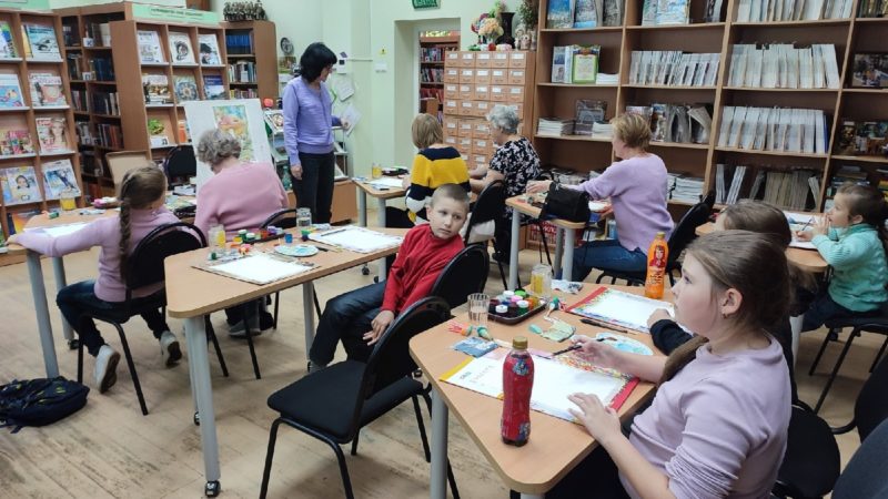 Тучковцы нарисовали лесную полянку