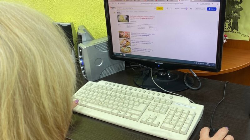 Лидинских долголетов обучают работе с компьютером