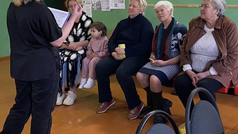 Старониколаевские долголеты отмечали праздник в библиотеке