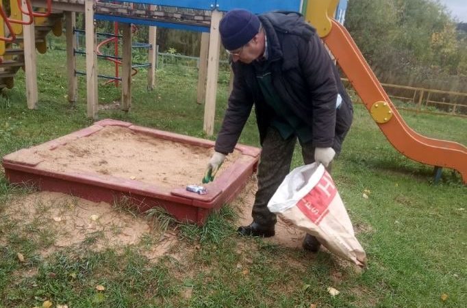 В Рузском округе убирают мусор на детских площадках