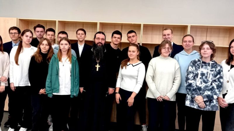 Тучковские школьники общались со священнослужителем