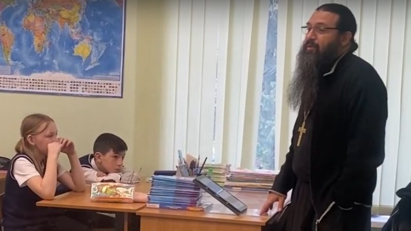 Тучковцы беседовали со священником
