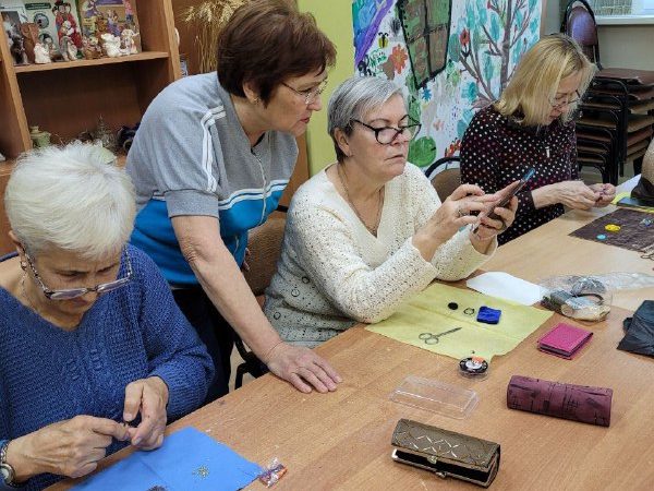 Рузские пенсионеры учились делать украшения из бисера