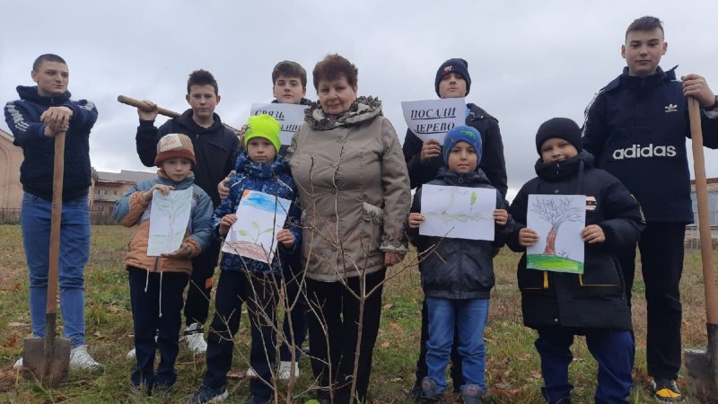 Лидинская школа присоединилась к марафону «Связь поколений. Посади дерево»