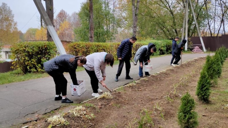 В Старониколаево прошел школьный субботник