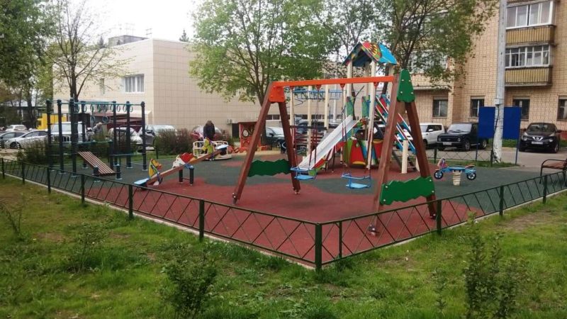 В Рузском округе оперативно устраняют нарушения на детских площадках