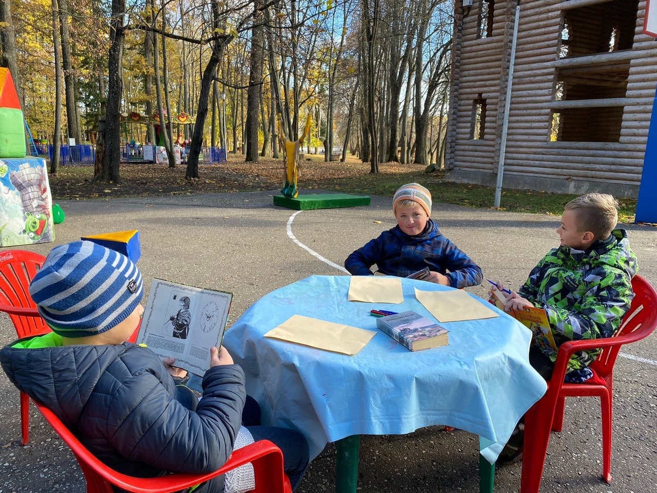 Городок чтение. Дети на каникулах. Фото общественные гуляния. Парк культуры и отдыха игра Одноклассники. Каникулы в Московской области.