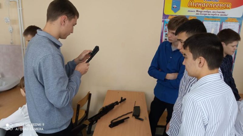 Покровские школьники знакомились с устройством автомата Калашникова