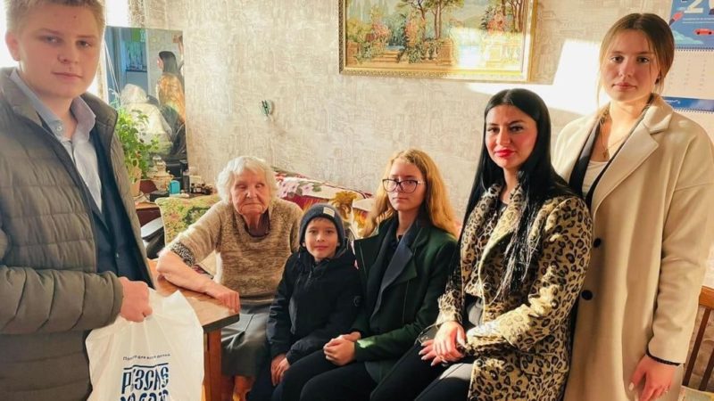 Лицеисты поздравили людей элегантного возраста
