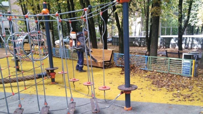 В Рузском округе приводят в порядок детские площадки