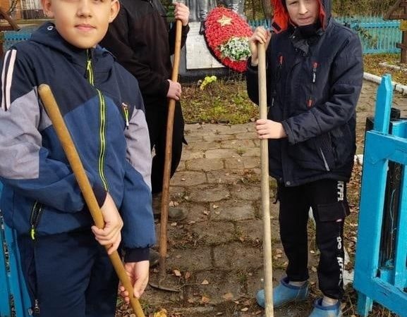 Юные лидинцы привели в порядок воинское захоронение