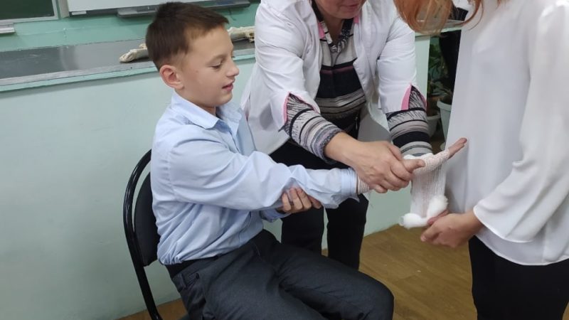 Дороховские школьники учились оказывать помощь пострадавшим в ЧС