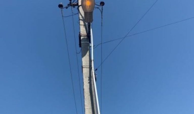 В Рузском округе меняют лампы в фонарях
