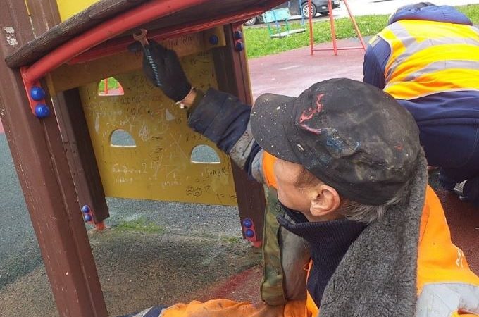 В Рузском округе приводят в порядок оборудование на детских площадках
