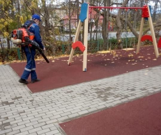 В Рузском округе наводят чистоту на детских площадках