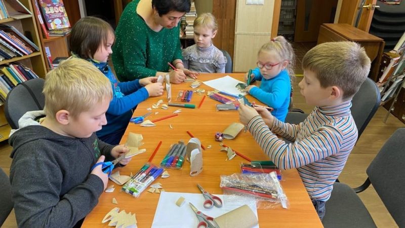Дороховчане вырезали деревья из бумаги