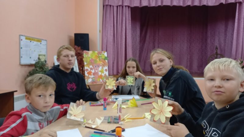 Воскресенцы мастерили подарки для бабушек и дедушек