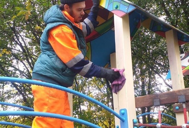 В Рузском округе приводят в порядок детские площадки