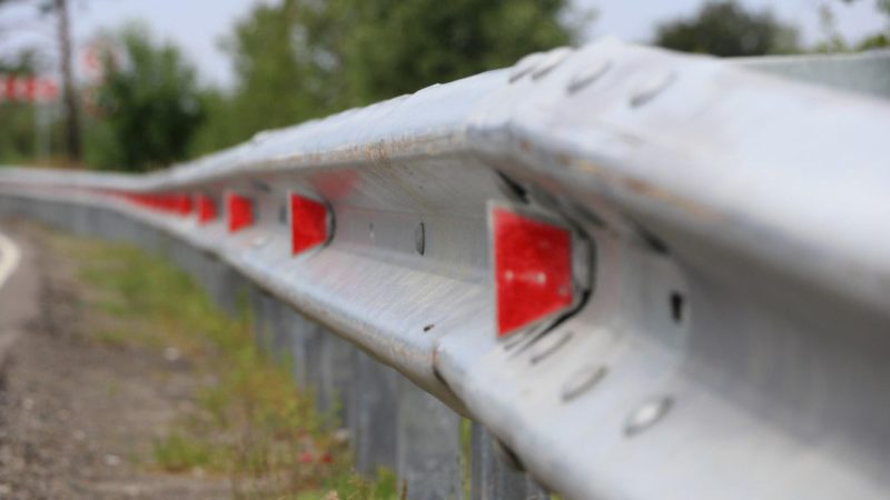 В Рузском округе на дорогах устанавливают барьерные ограждения