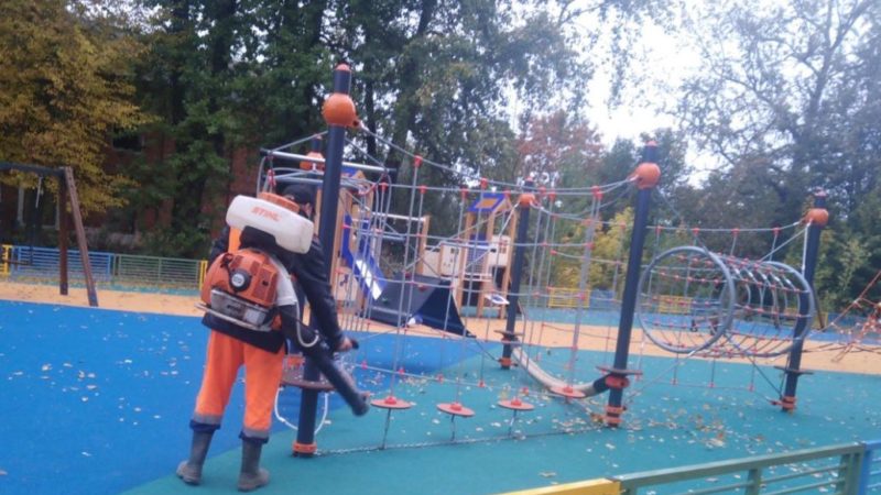 В Рузском округе убирают мусор на детских площадках