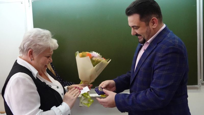 Николай Пархоменко поздравил педагогов с наградами