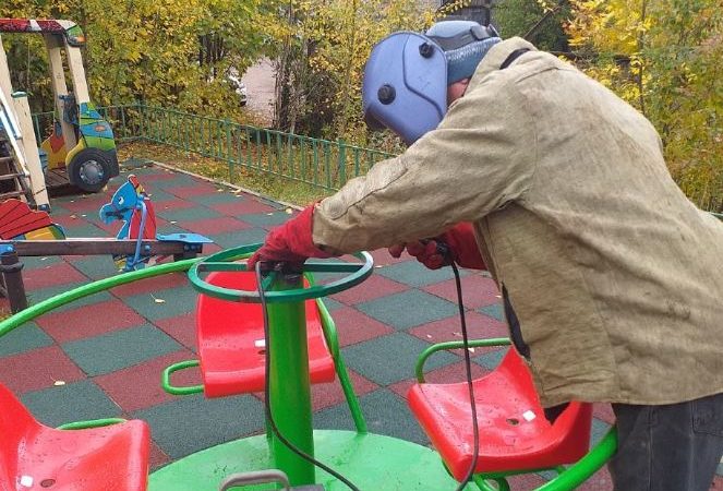 В Рузском округе ремонтируют оборудование на игровых комплексах