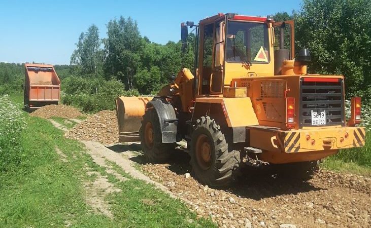 В Рузском округе отсыпают щебнем дороги