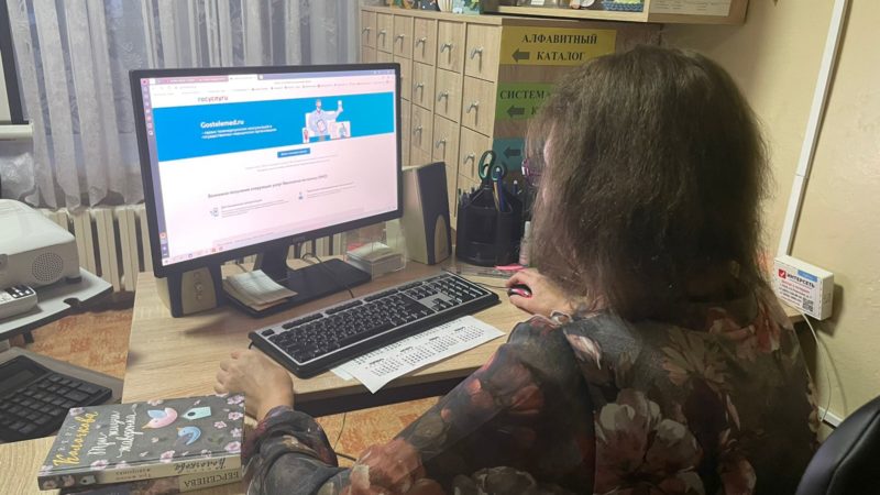 Никольских долголетов учат работе с компьютером