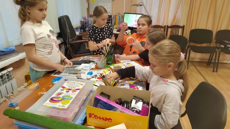 Маленькие ружане делали пушистые подставки для карандашей