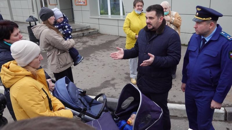Николай Пархоменко проверил обустройство пандуса в Тучково