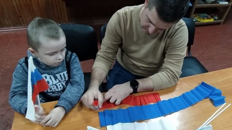 Юные богородцы мастерили триколор