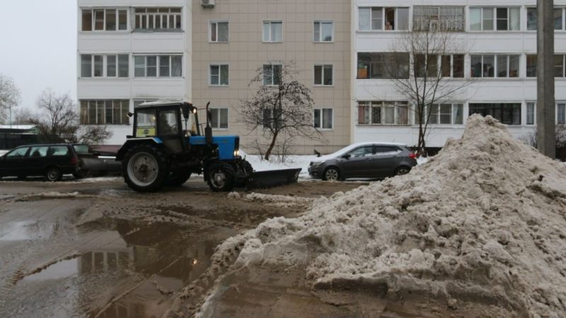 В Рузском округе очищают от снега общественные территории