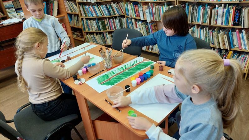 Юные дороховчане рисовали в библиотеке