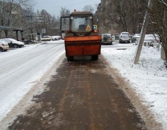 В Рузском округе обрабатывают дороги и тротуары