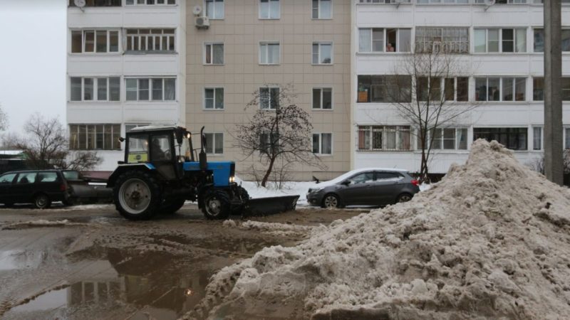 В Рузском округе убирают снег