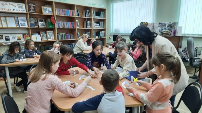 Тучковцы мастерили открытки