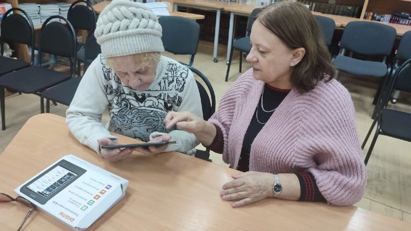 В Тучковской библиотеке проходят занятия на компьютерных курсах