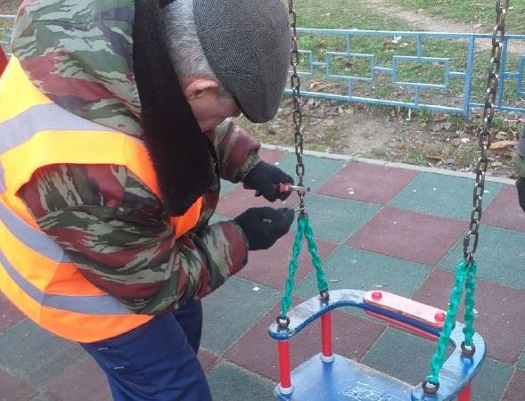 В Рузском округе ремонтируют оборудование на детских площадках