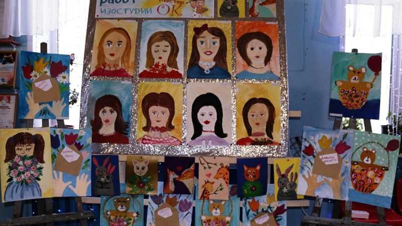 Юные дороховчане рисовали портреты мам