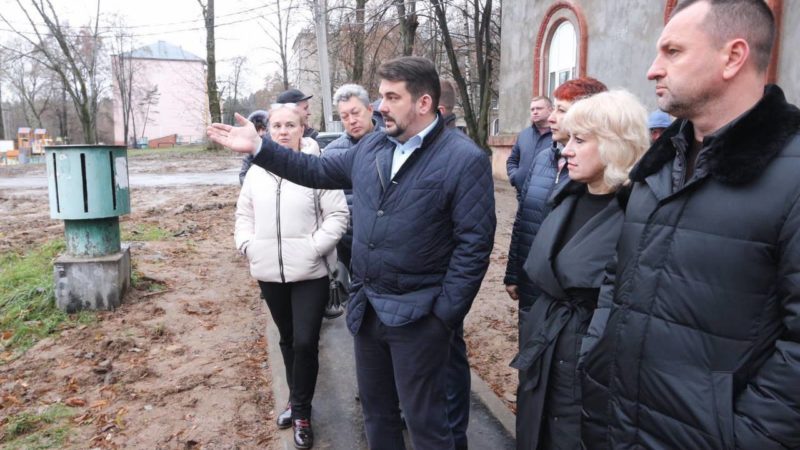 Глава округа осмотрел благоустройство дворовых территорий в Кожино