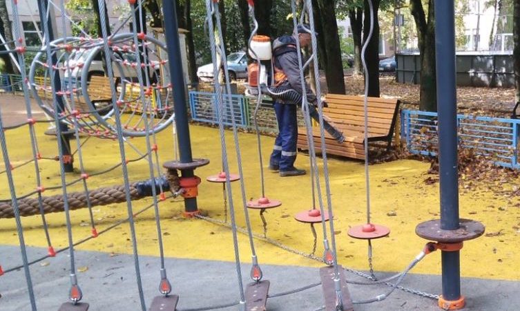 В Рузском округе приводят в порядок детские площадки