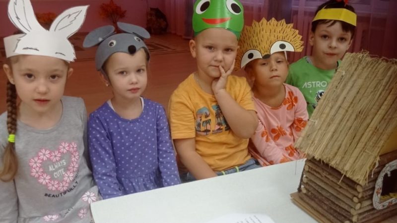 Волковские дошкольники учатся играть на музыкальных инструментах