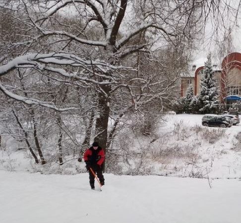 В Рузском округе убирают снег