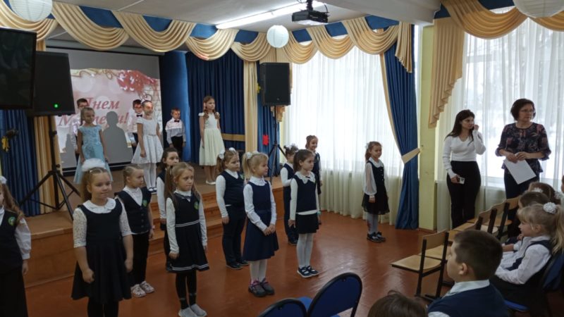 Нововолковские школьники пели и танцевали для мам
